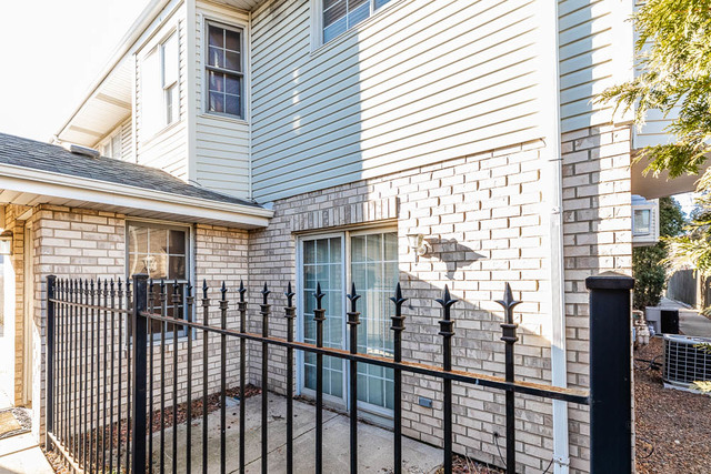 5343 Long Avenue, Unit 4 Chicago, IL 60638 - Photo 3 of 49