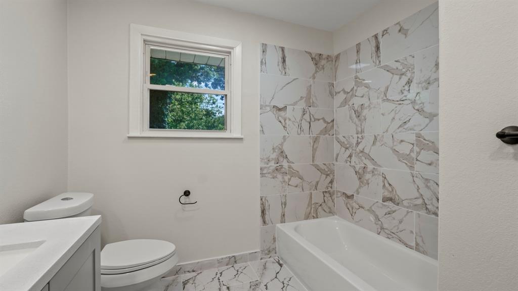 4600 Robinwood Drive Waco, TX 76708 - Photo 11 of 24 a bathroom with a toilet and a bathtub
