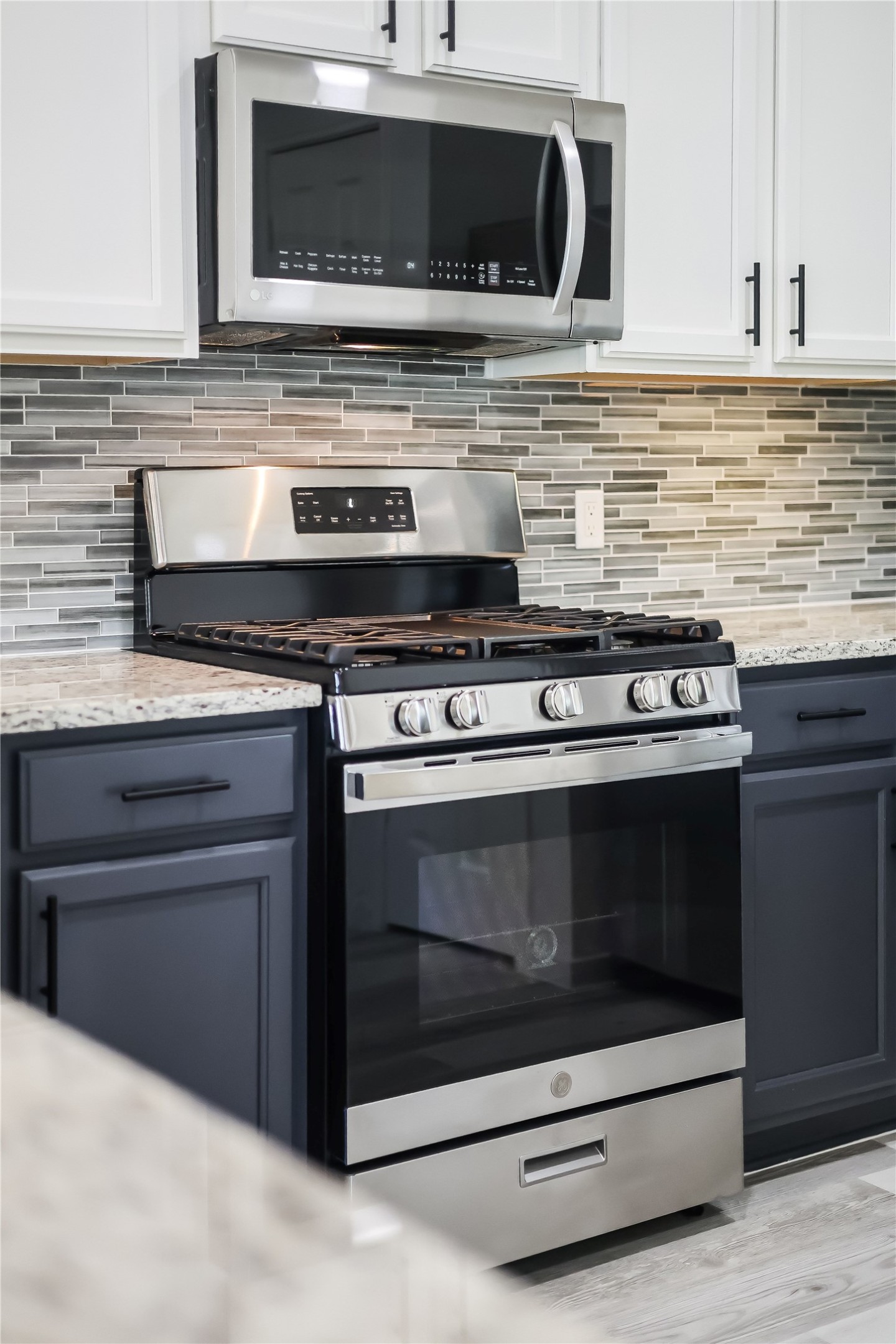 1900 Scofield Ridge Parkway, Unit 501 Austin, TX 78727 - Photo 10 of 31 a stove top oven sitting inside of a kitchen
