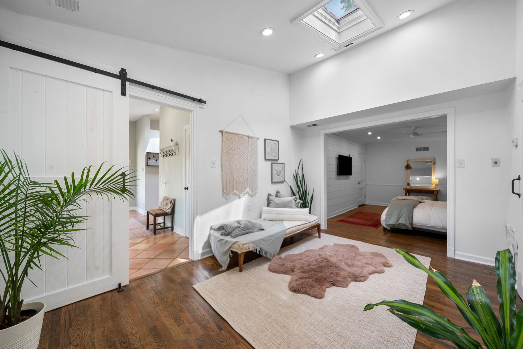 267 North Rose Road Memphis, TN 38117 - Photo 24 of 40 a living room with furniture and a potted plant
