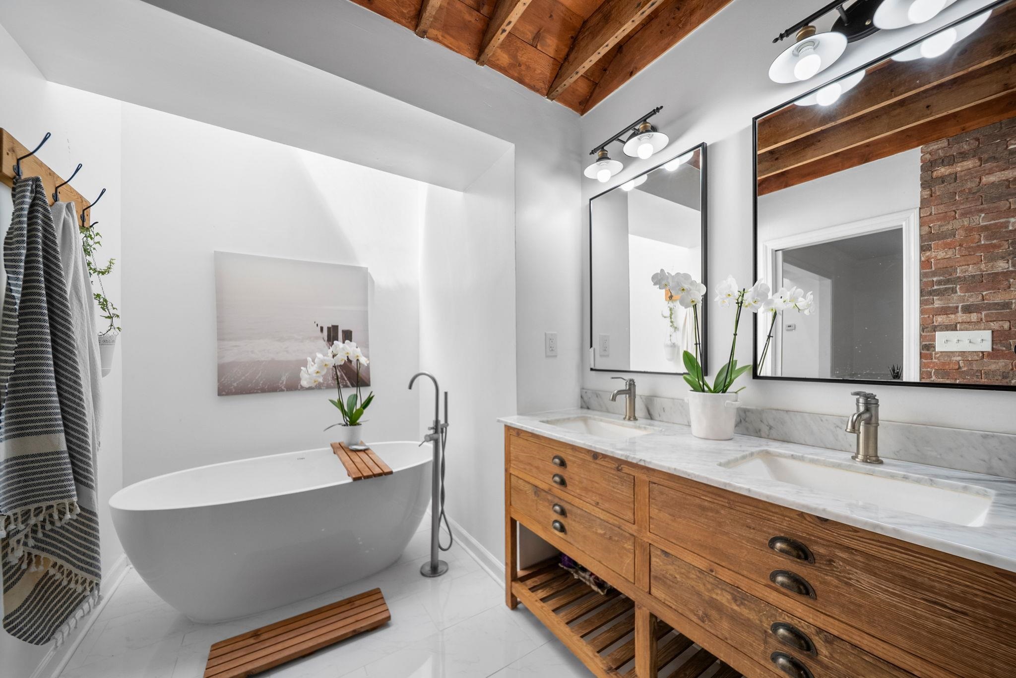 267 North Rose Road Memphis, TN 38117 - Photo 25 of 40 a bathroom with a large tub sink and mirror