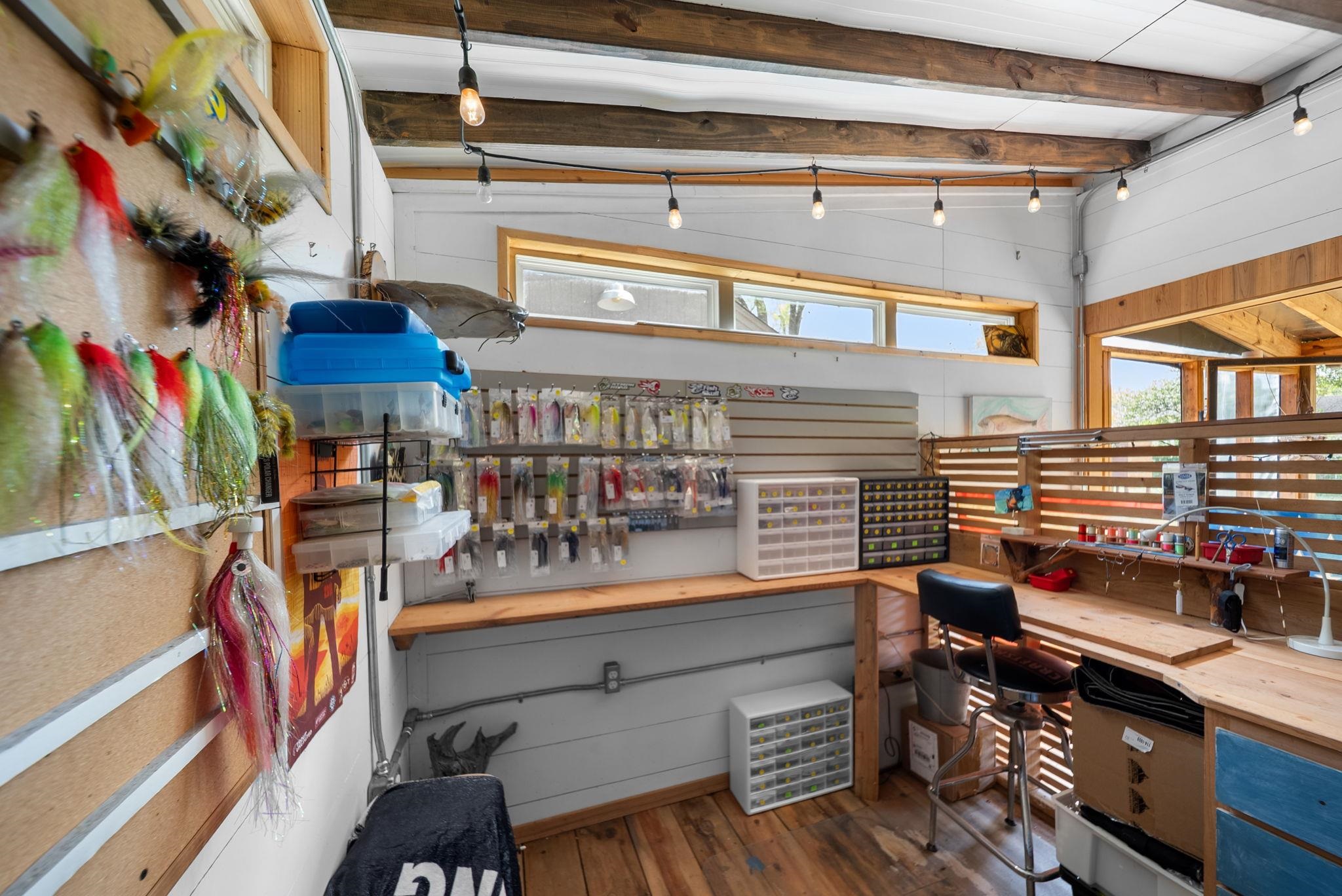 267 North Rose Road Memphis, TN 38117 - Photo 32 of 40 a reading room with furniture and a book shelf