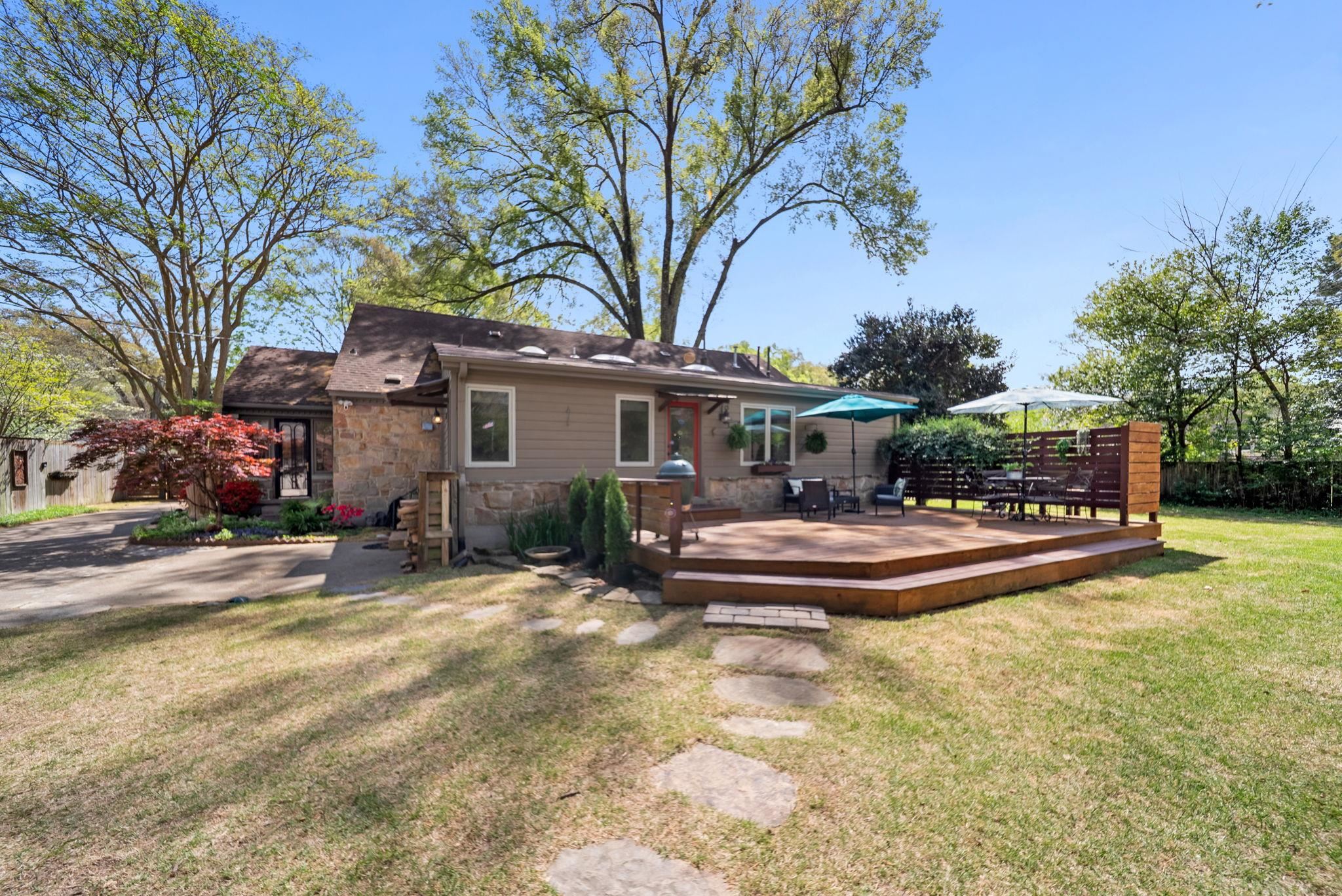 267 North Rose Road Memphis, TN 38117 - Photo 34 of 40 a view of a house with swimming pool and sitting area