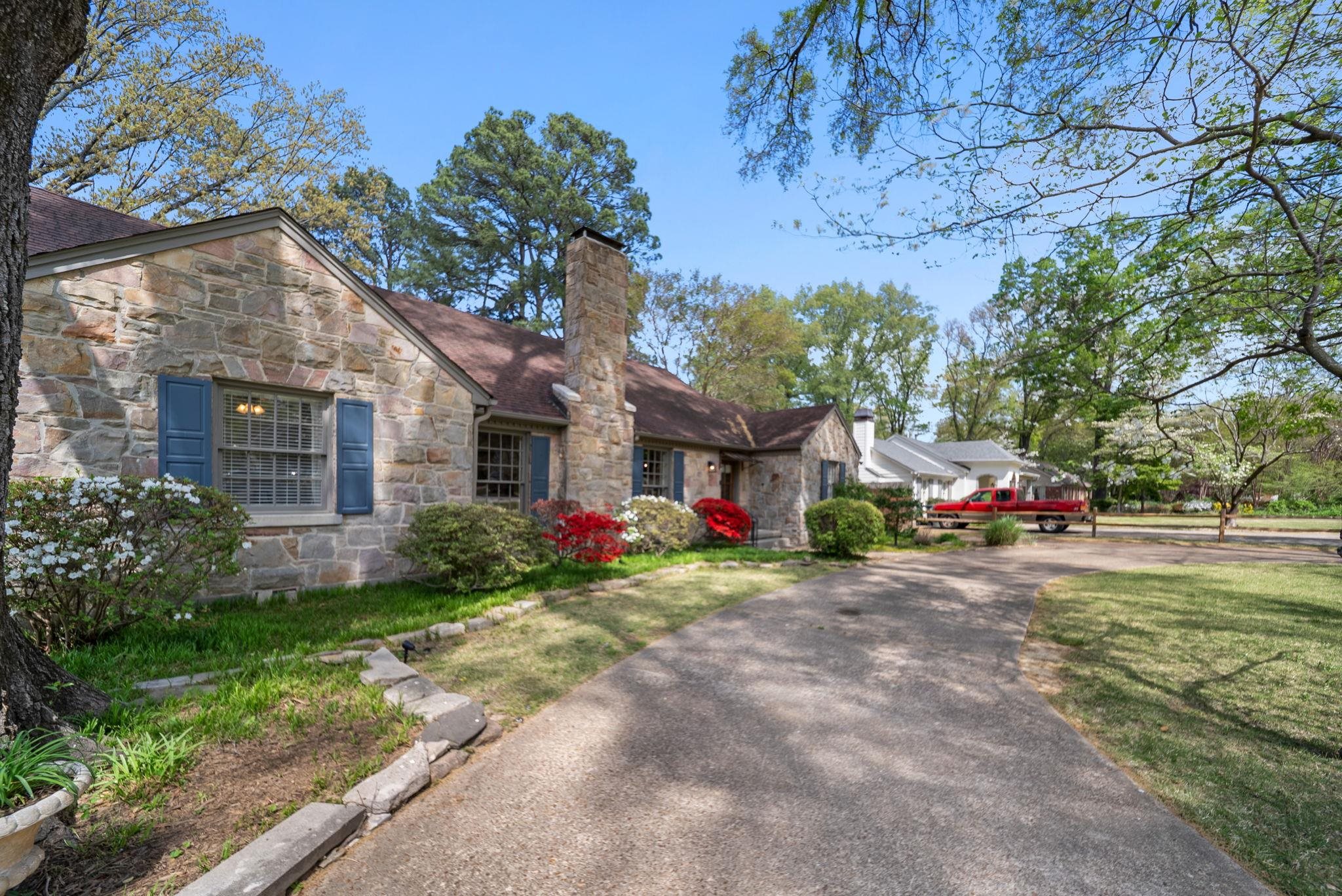 267 North Rose Road Memphis, TN 38117 - Photo 35 of 40 a view of a volley ball court