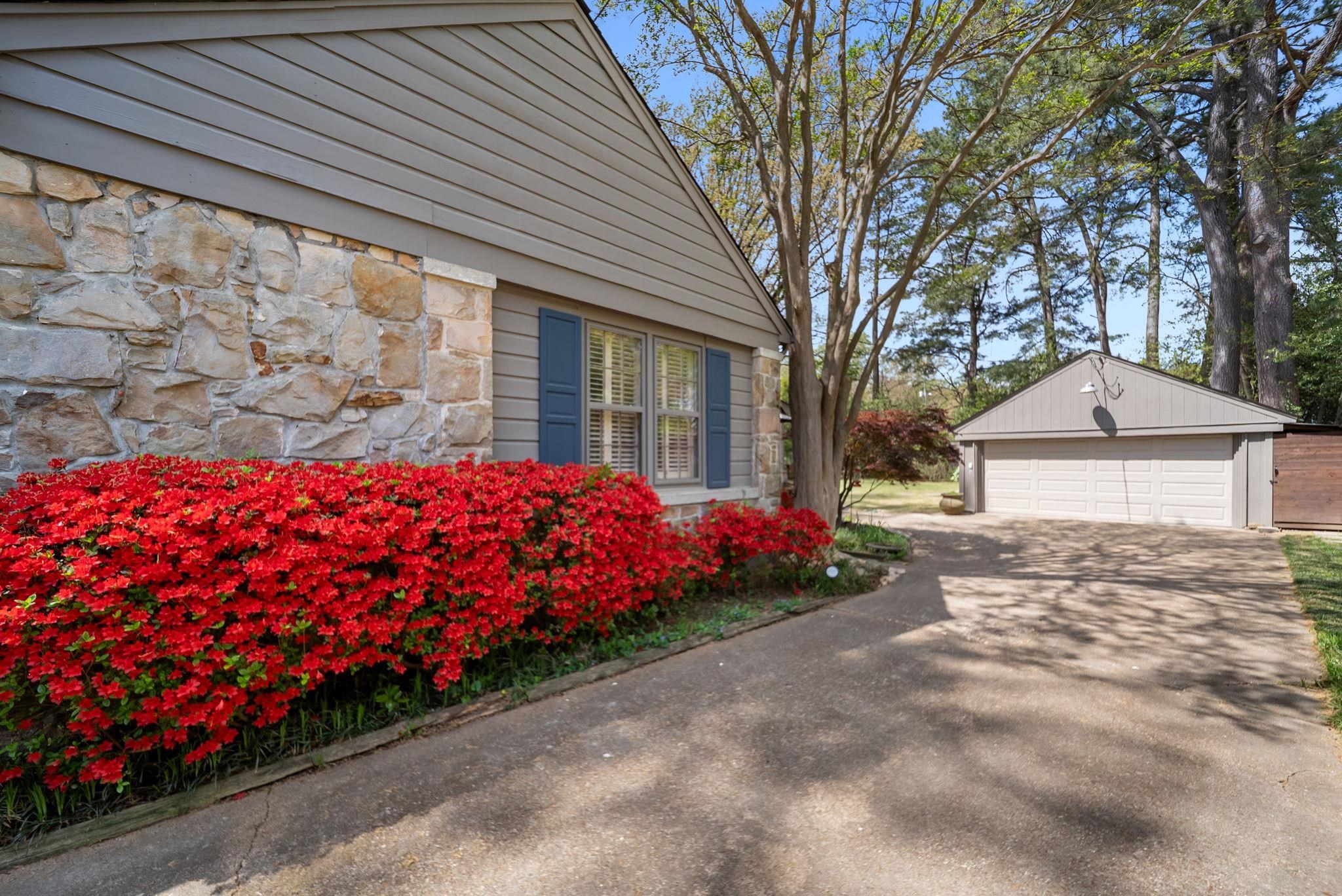 267 North Rose Road Memphis, TN 38117 - Photo 38 of 40 a front view of a house with a yard and fountain