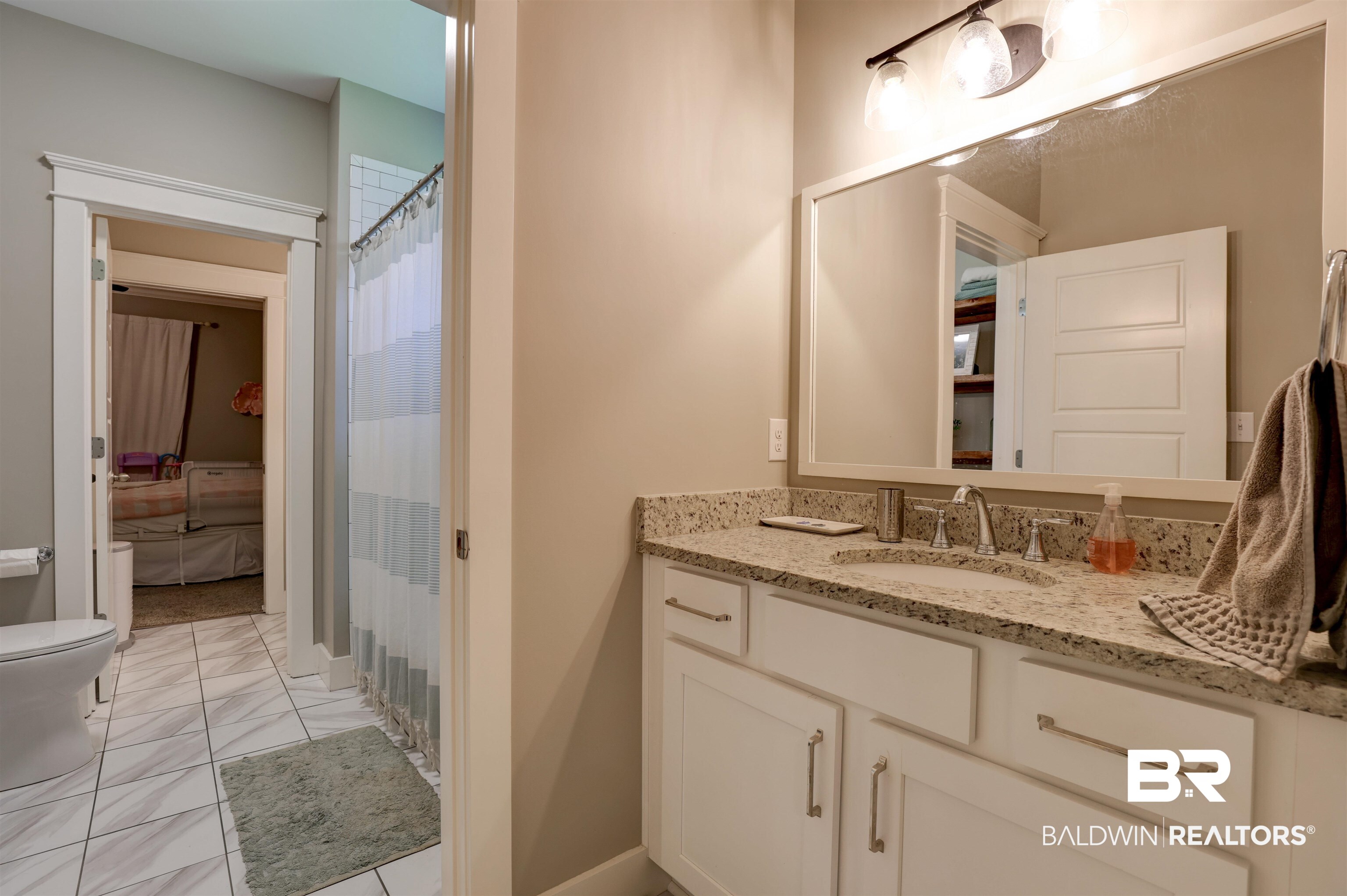 21438 Roundhouse Road Fairhope, AL 36532 - Photo 17 of 24 Jack and Jill Bathroom