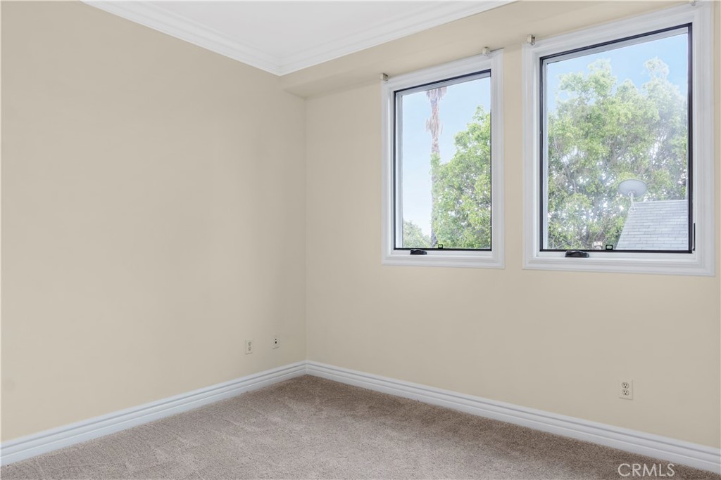 66 Allen Avenue, Unit 3 Pasadena, CA 91106 - Photo 14 of 25 an empty room with a window