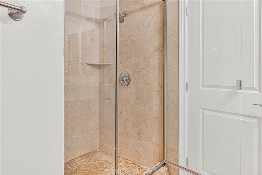 66 Allen Avenue, Unit 3 Pasadena, CA 91106 - Photo 20 of 25 a bathroom with a shower