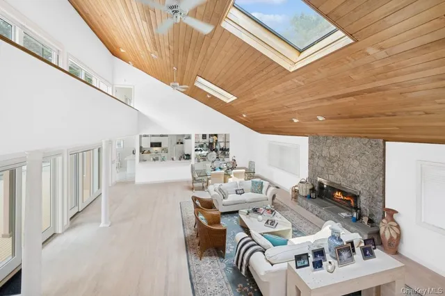 $3,295,000 | 61 Hidden Cove Court, Southampton, NY 11968