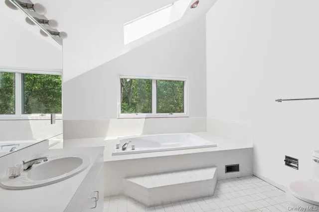 $3,295,000 | 61 Hidden Cove Court, Southampton, NY 11968