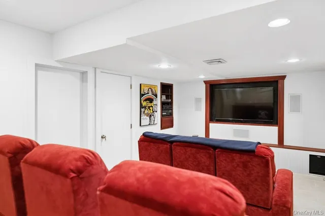 $3,295,000 | 61 Hidden Cove Court, Southampton, NY 11968