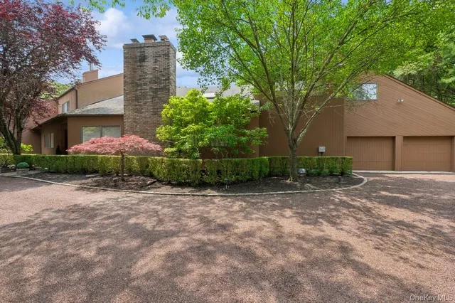 $3,295,000 | 61 Hidden Cove Court, Southampton, NY 11968