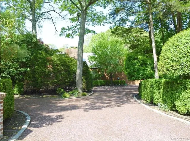 $3,295,000 | 61 Hidden Cove Court, Southampton, NY 11968