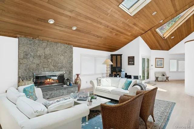 $3,295,000 | 61 Hidden Cove Court, Southampton, NY 11968