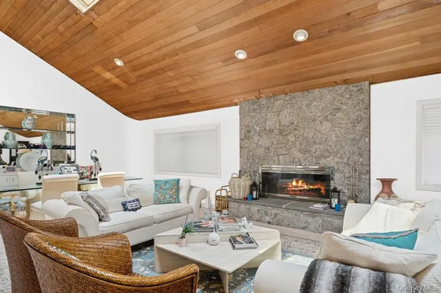 $3,295,000 | 61 Hidden Cove Court, Southampton, NY 11968