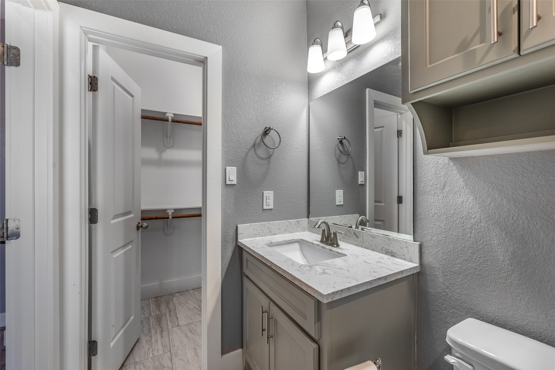 6501 Stratton Street Houston, TX 77023 - Photo 19 of 46 En-suite bathroom features walk-in closet.