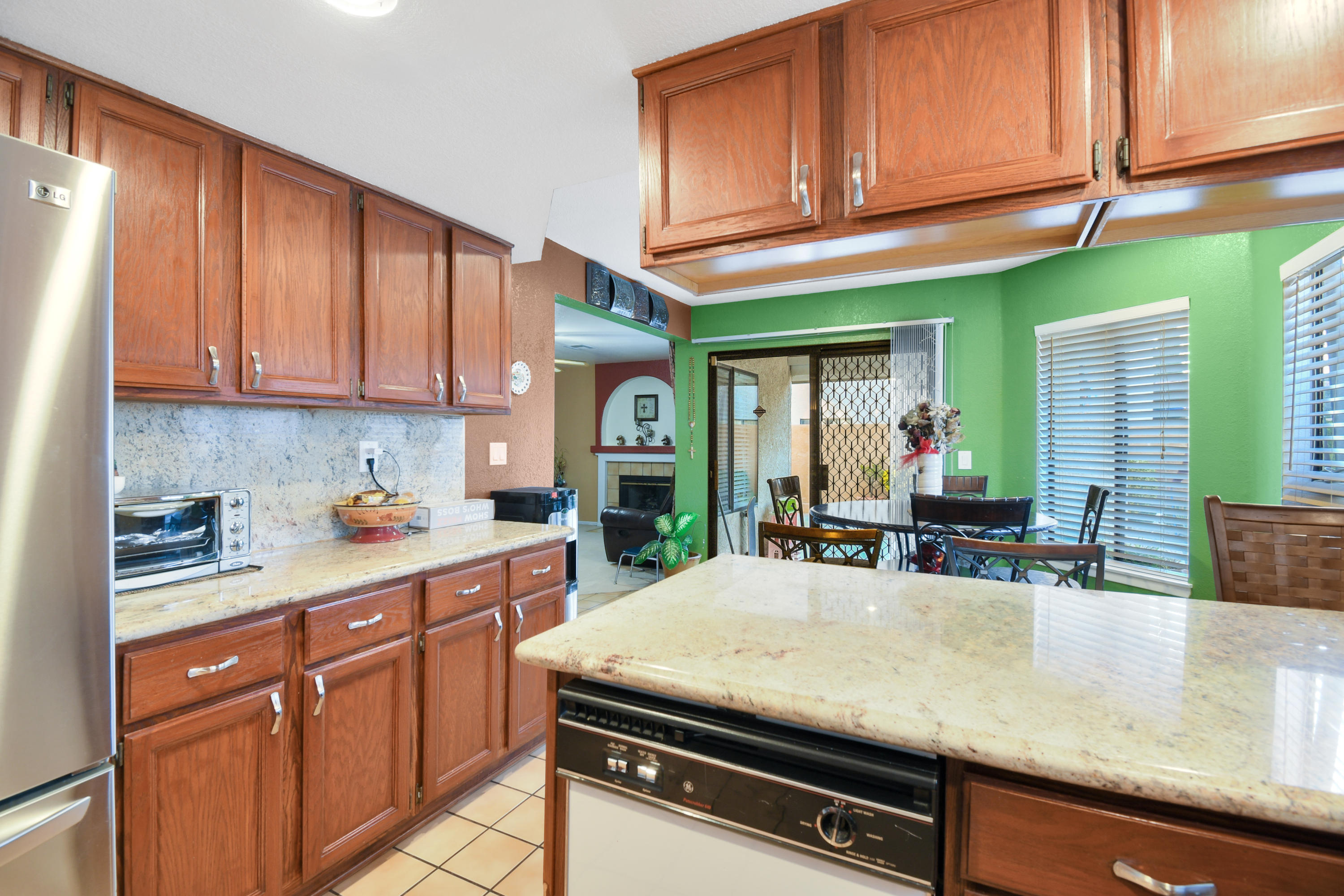 5207 Moonraker Road Palmdale, CA 93552 - Photo 13 of 26 kitchen