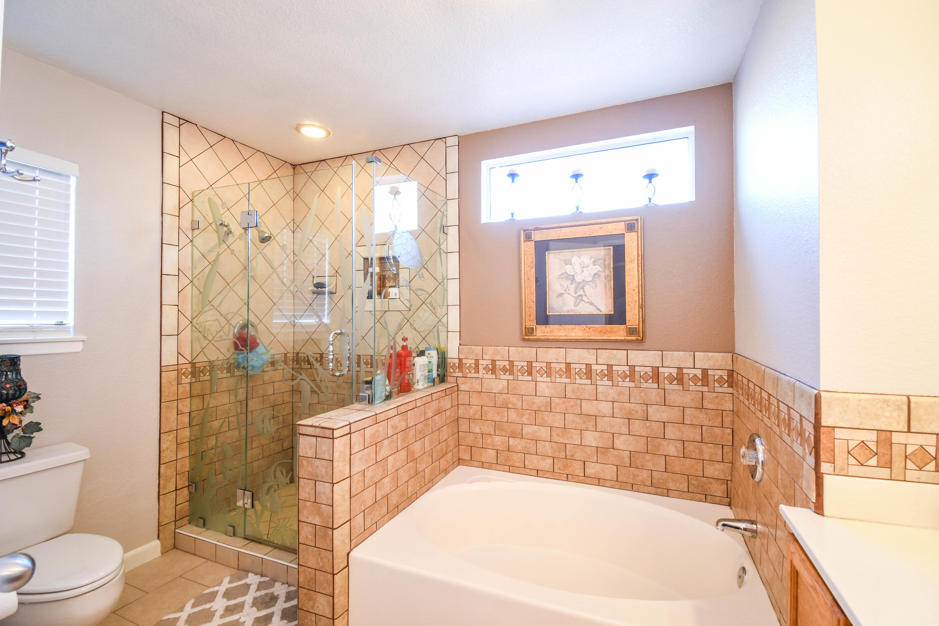 5207 Moonraker Road Palmdale, CA 93552 - Photo 18 of 26 Master bathroom