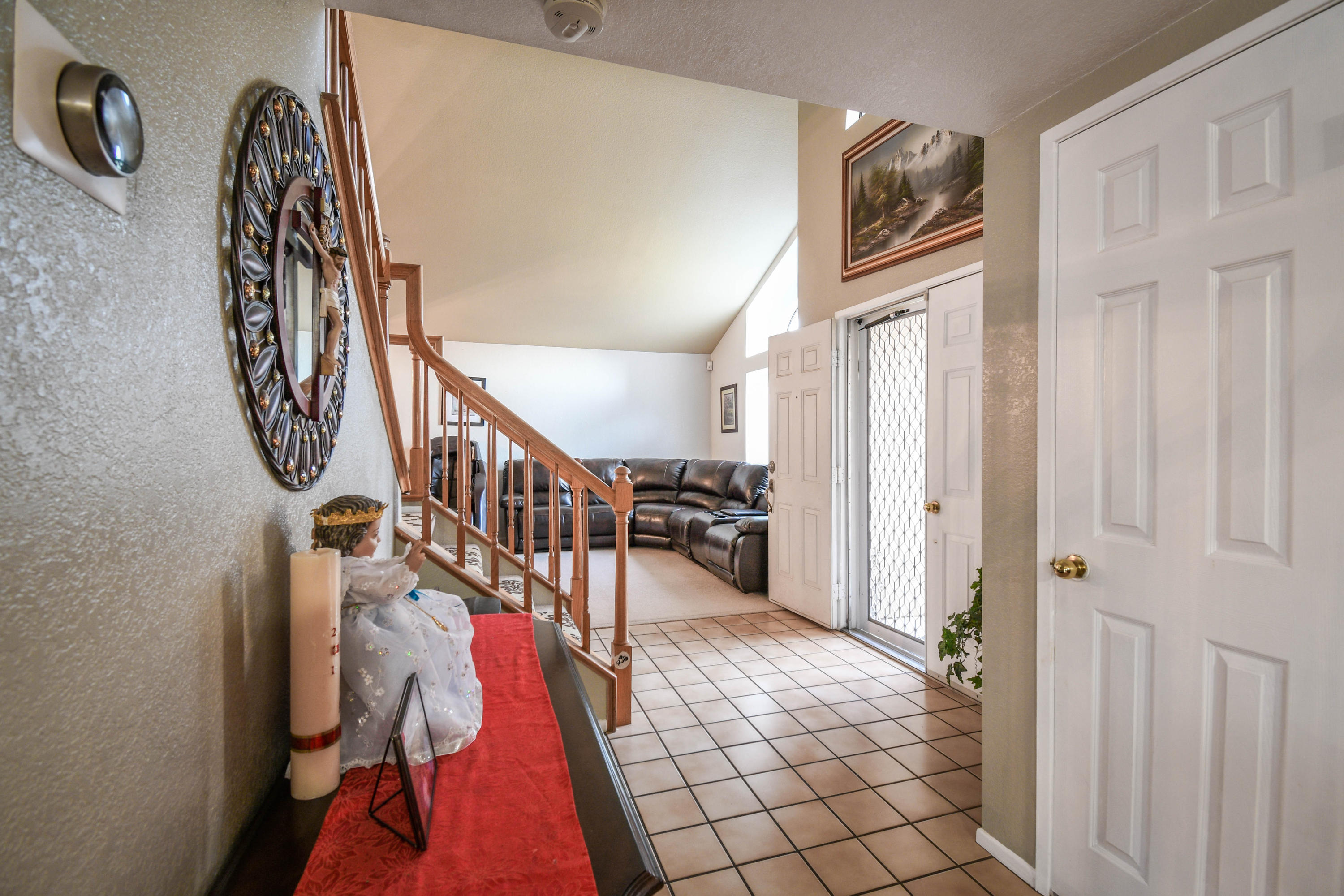 5207 Moonraker Road Palmdale, CA 93552 - Photo 5 of 26 Entryway