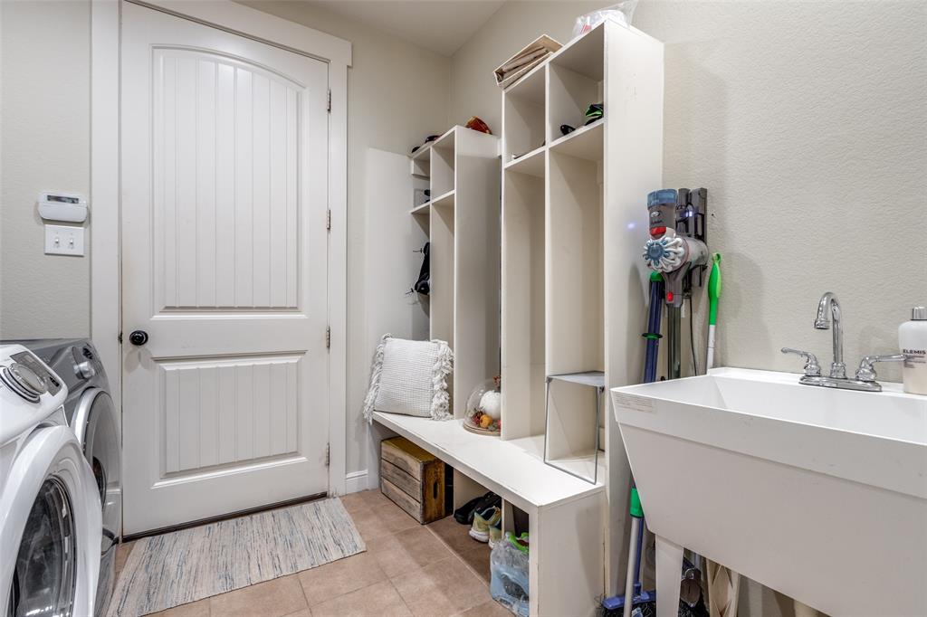 322 Red Maple Road Gunter, TX 75058 - Photo 19 of 33 a bathroom with a sink a mirror and a shower
