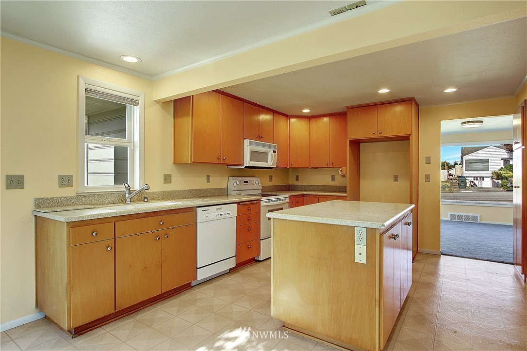 5102 Rucker Avenue Everett, WA 98203 - Photo 8 of 30 Gallery Image 8
