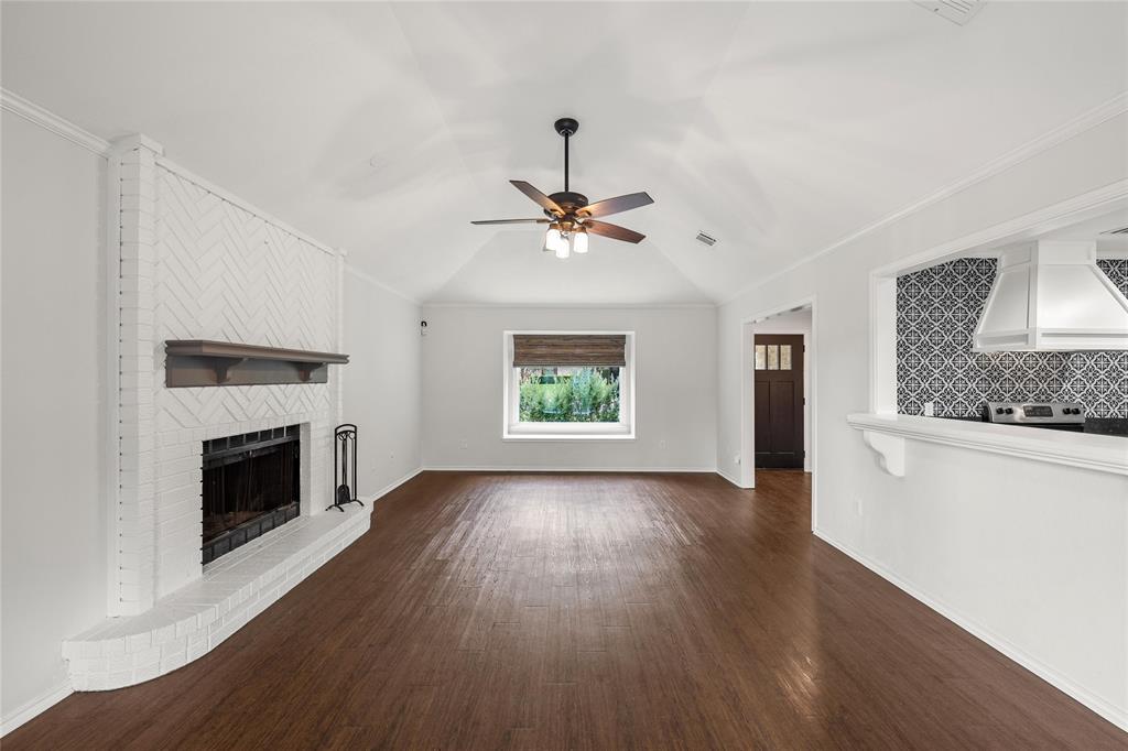 310 Ruth Drive Hewitt, TX 76643 - Photo 5 of 25 Spacious living area featuring a vaulted ceiling and wood-finish flooring