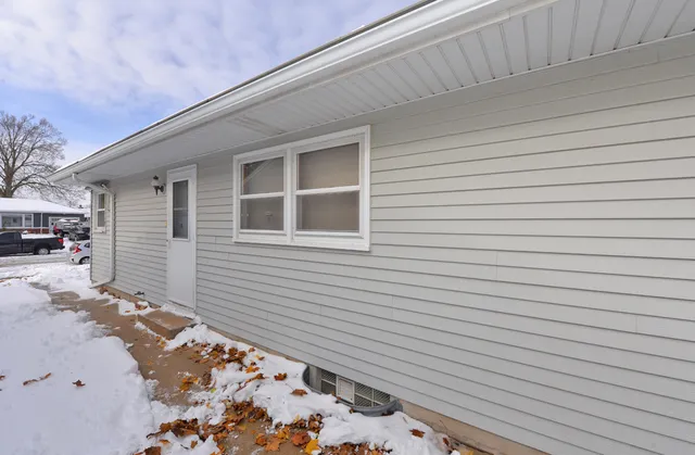 $189,900 | 2031 Wustum Avenue, Racine, WI 53404