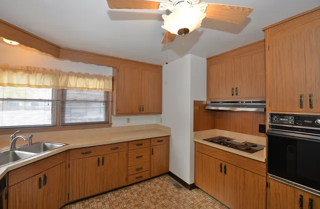 $189,900 | 2031 Wustum Avenue, Racine, WI 53404