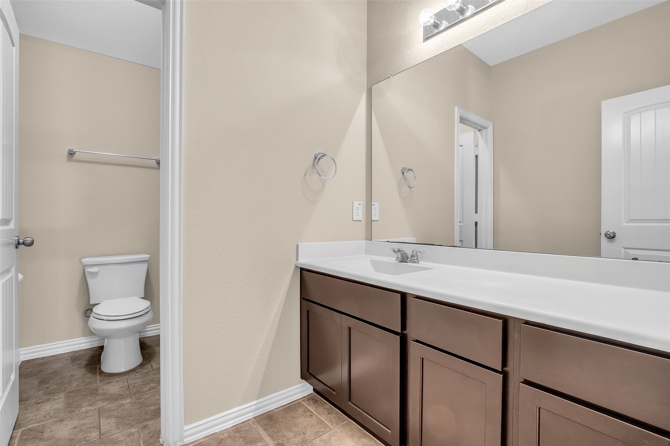 34 Sawbridge Circle Spring, TX 77389 - Photo 27 of 38 Secondary bath upstairs.