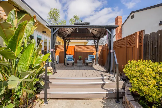 a view of entryway with a tub