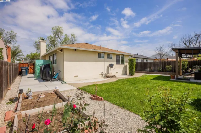 a view of a house with a backyard