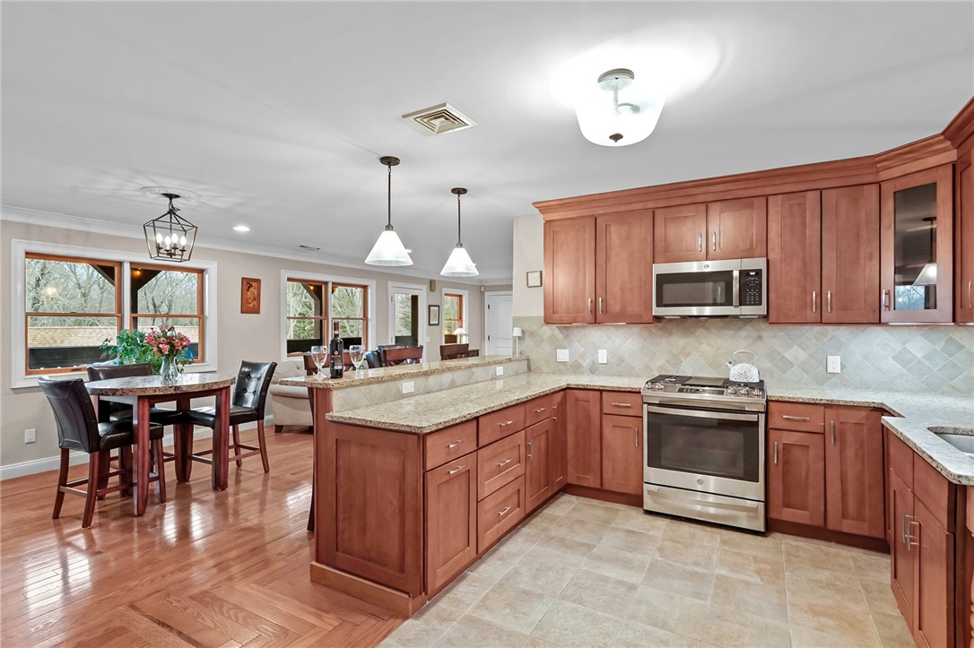 78 Conservatory Way, Unit 78 Saunderstown, RI 02874 - Photo 10 of 34 Sleek and stylish kitchen