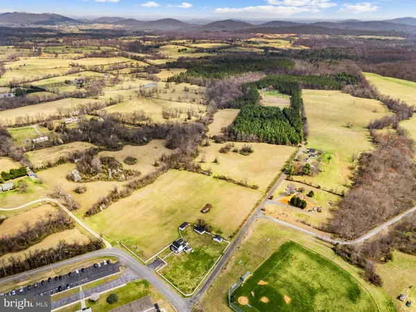 $949,500 | 57 School House Road, Washington, VA 22747