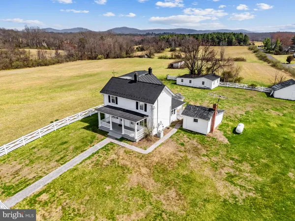 $949,500 | 57 School House Road, Washington, VA 22747