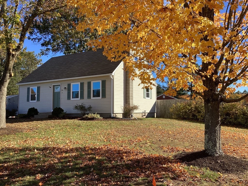 a view of a house with a yard