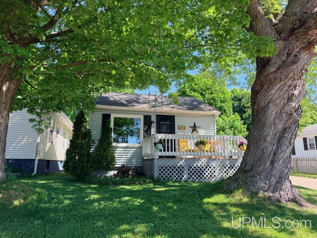 340 Mesnard Street Marquette, MI 49855 - Photo 6 of 36