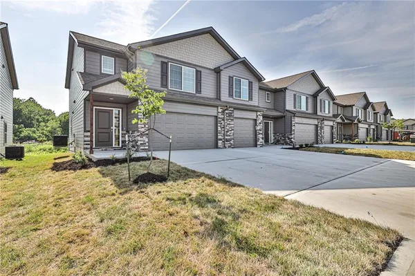 $1,695 | 1502 Shale Court, Grain Valley, MO 64029