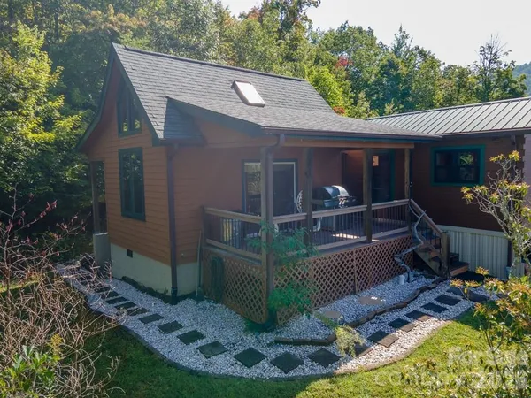 a view of a house with backyard