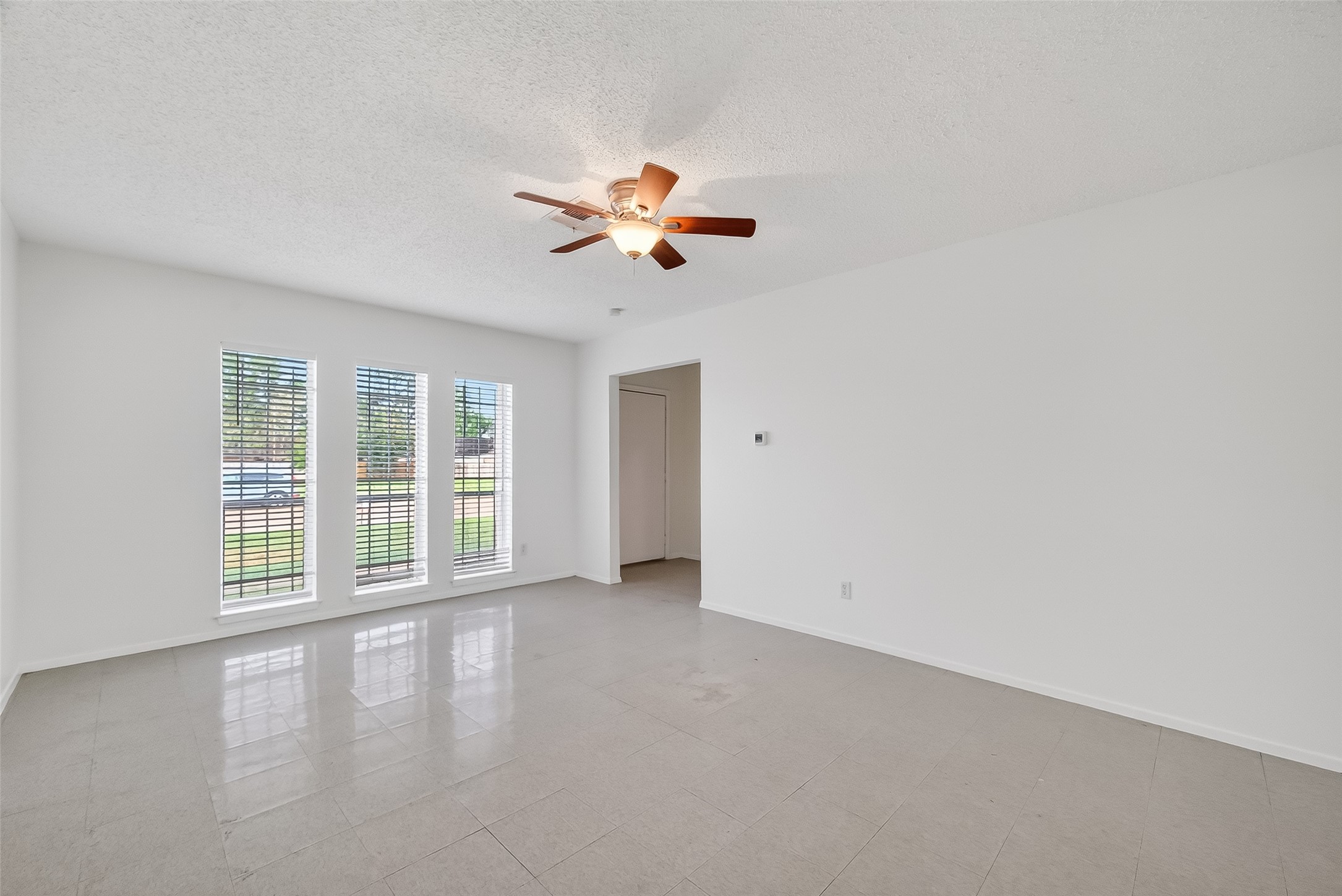 15022 Chipman Ln. Houston, TX 77060 - Photo 4 of 40 Formal dining/living room
