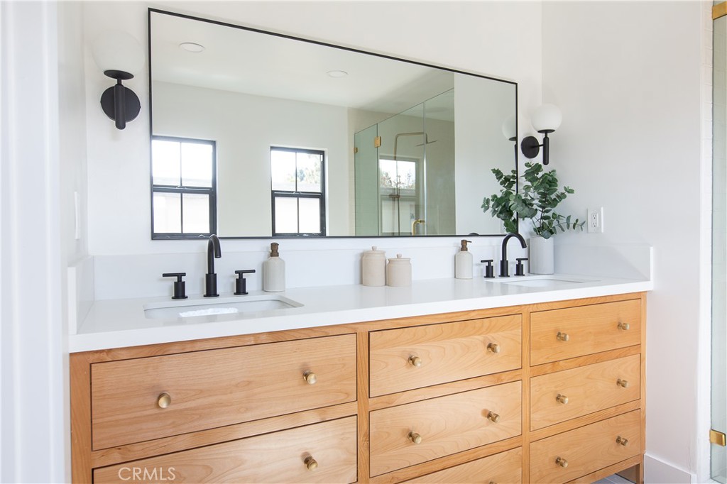 2372 Dewey Street Santa Monica, CA 90405 - Photo 14 of 22 a bathroom with a sink and a mirror