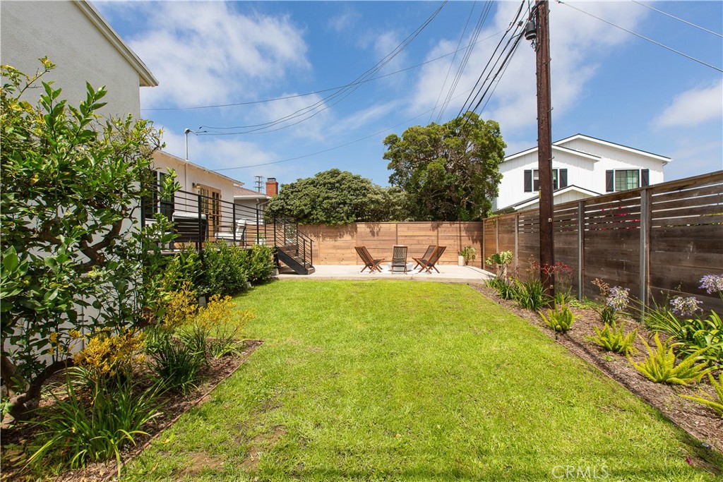 2372 Dewey Street Santa Monica, CA 90405 - Photo 22 of 22 a view of a back yard of the house