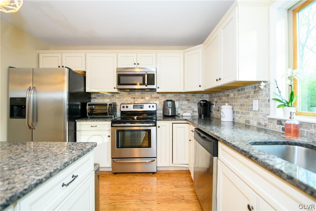 305 Service Road Effort, PA 18330 - Photo 8 of 31 Modern Kitchen/ SS Appliances, Granite