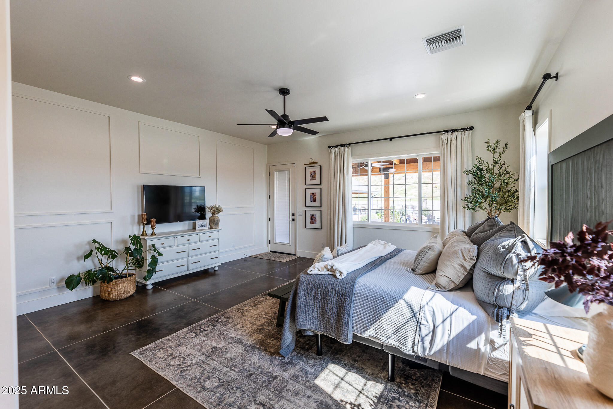 1778 East Ramsey Road Benson, AZ 85602 - Photo 25 of 50 a living room with furniture potted plant and a window