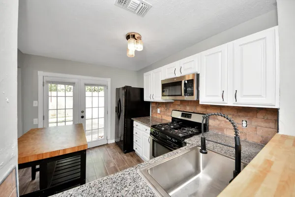 $2,100 | 22303 Acorn Chase Drive, Spring, TX 77389