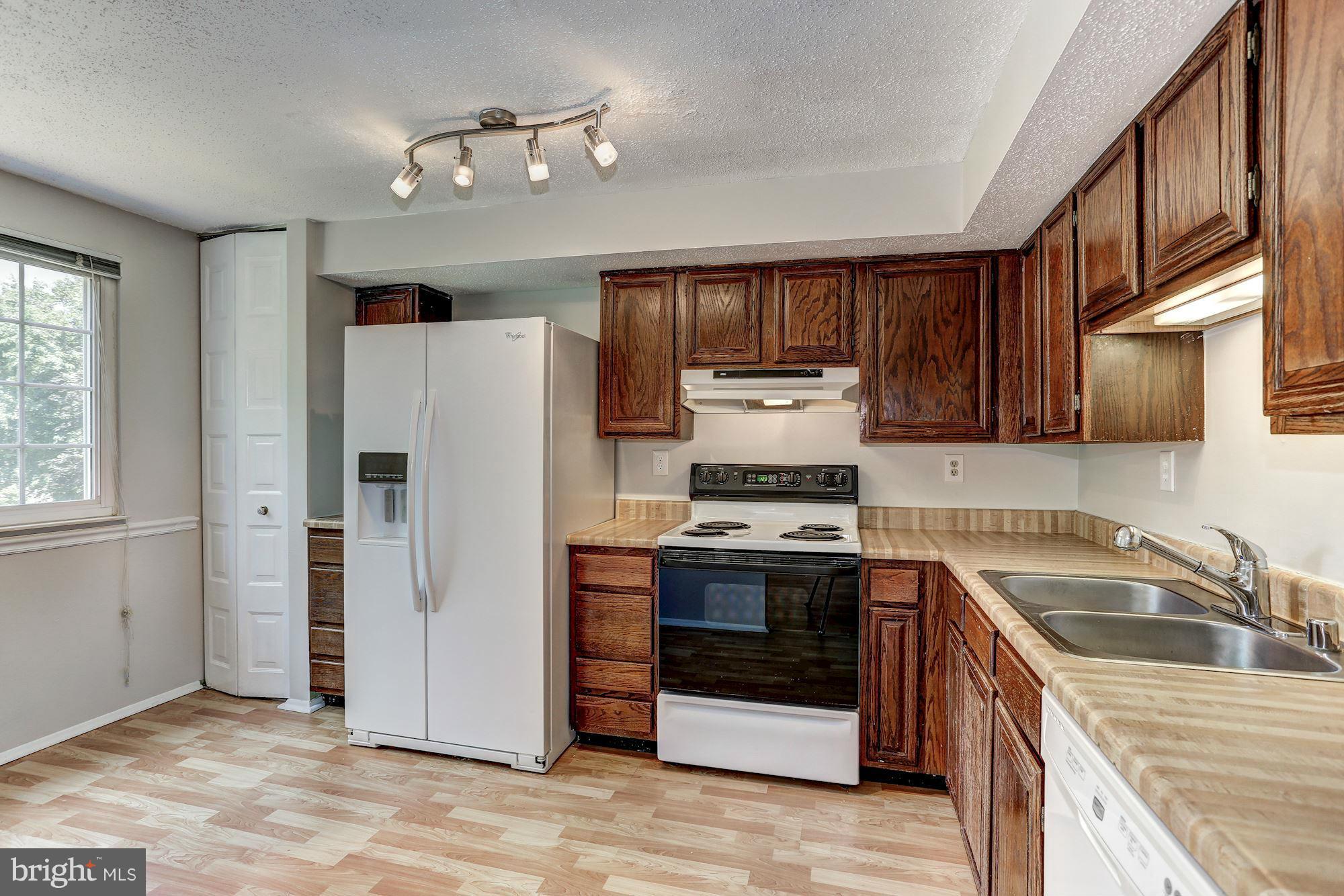 5831 Canvasback Road Burke, VA 22015 - Photo 6 of 26 Kitchen