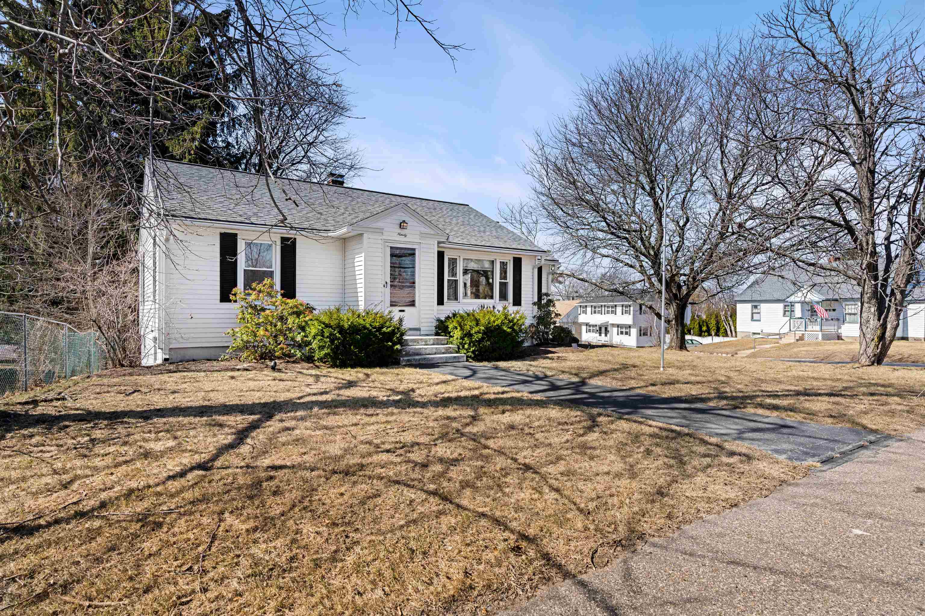 90 Mammoth Road Manchester, NH 03103 - Photo 3 of 33