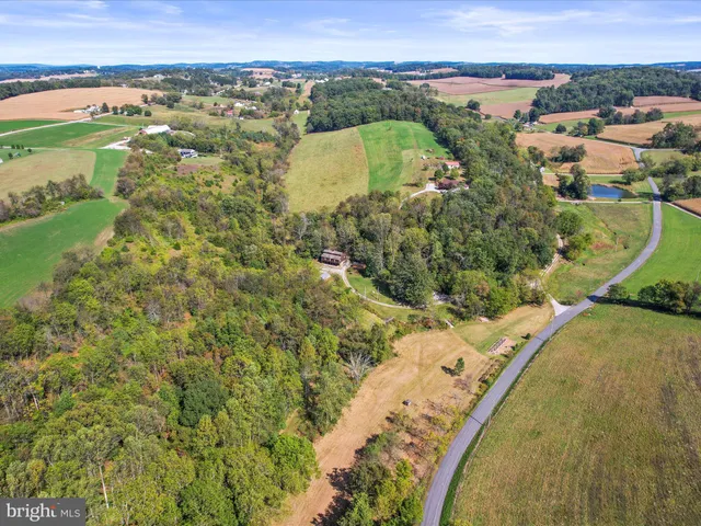 a view of a backyard of the house
