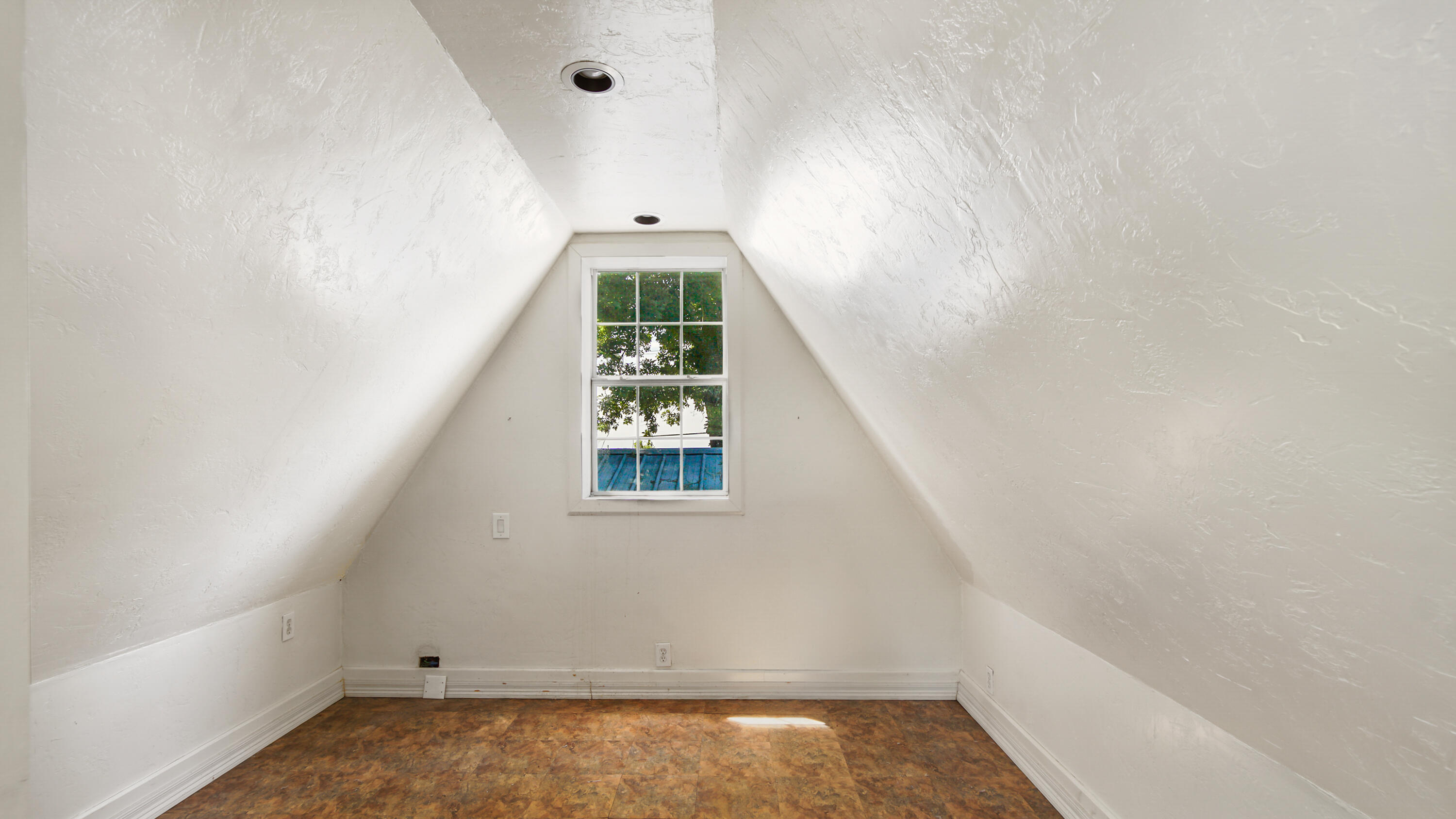 13636 Highway 20 Freeport, FL 32439 - Photo 26 of 42 an empty room with windows