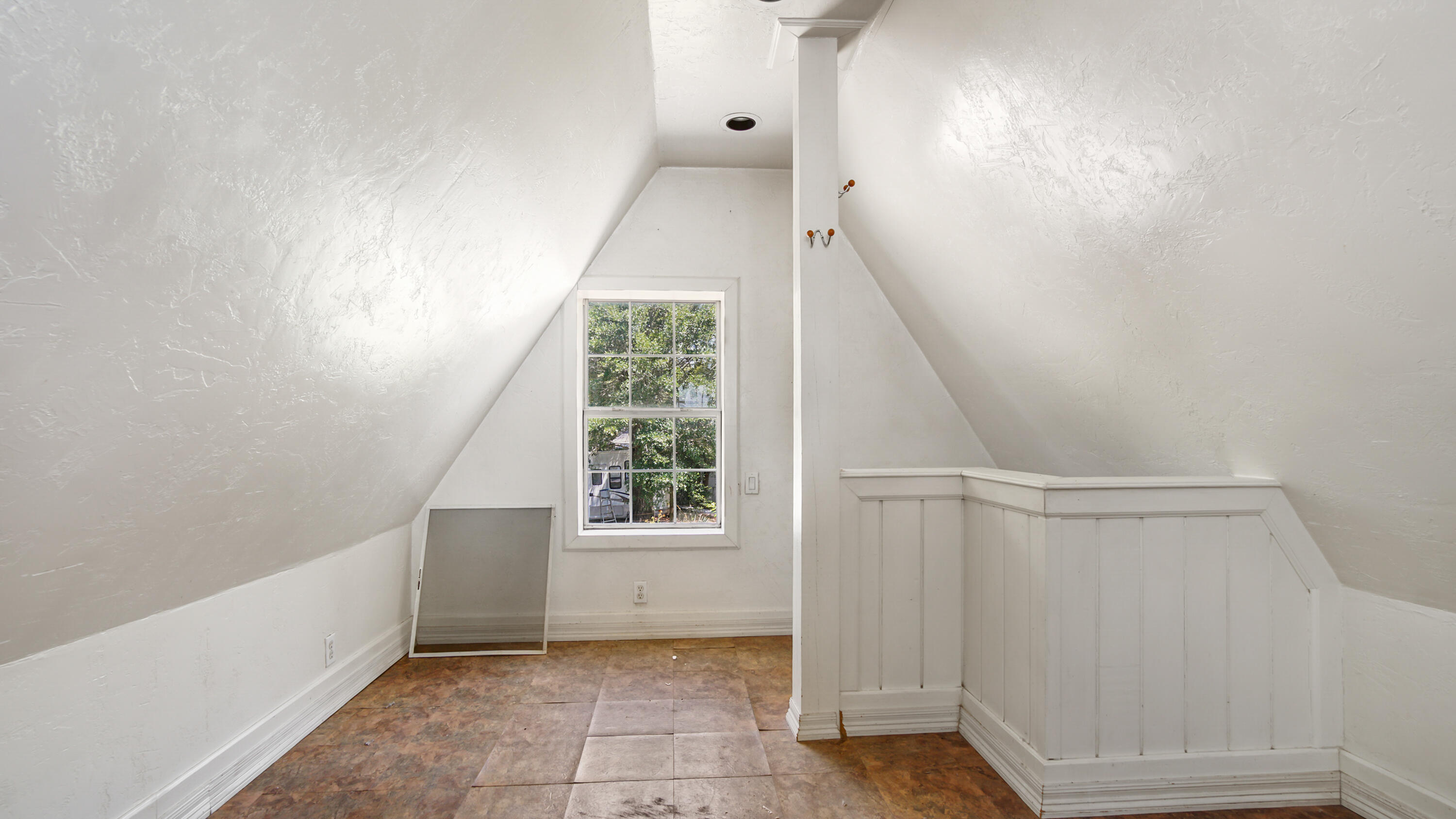 13636 Highway 20 Freeport, FL 32439 - Photo 27 of 42 an empty room with windows