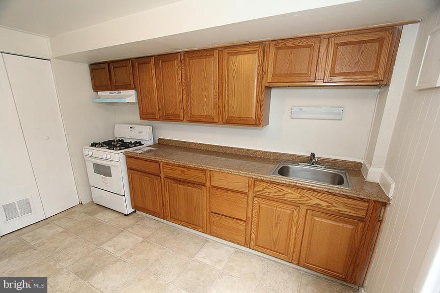 7916 Wynbrook Road Baltimore, MD 21224 - Photo 3 of 18 Kitchen